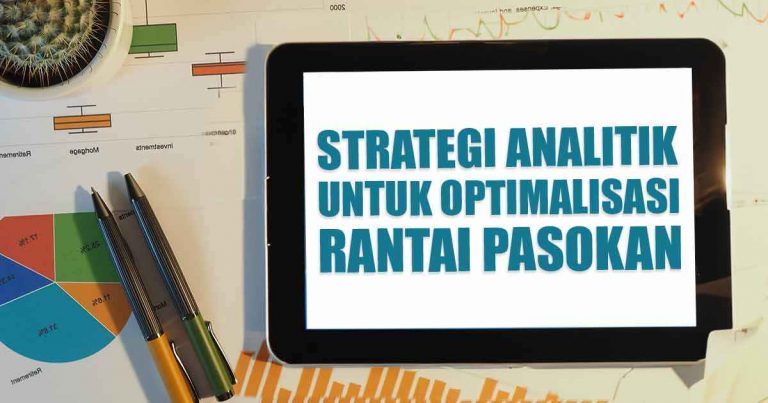 sebuah tablet diatas tumpukan analisis dengan tulisan strategi analitik di layarnya