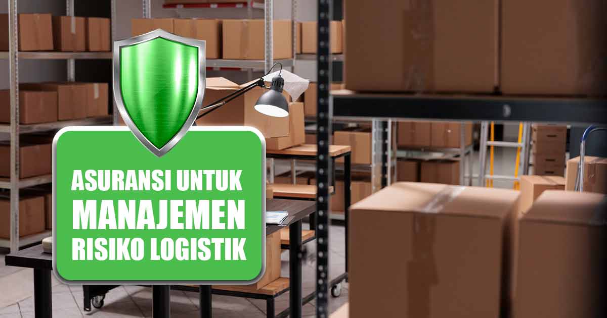 Gudang dengan kotak-kotak paket dan sebuah perisai hijau bertuliskan "ASURANSI UNTUK MANAJEMEN RISIKO LOGISTIK" pada sebuah tanda besar.