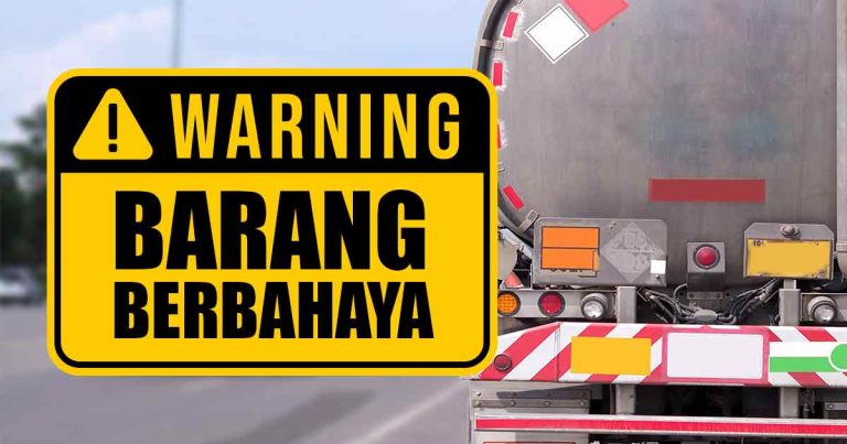 Tanda peringatan kuning dengan tulisan WARNING BARANG BERBAHAYA di depan belakang truk tangki, menandakan muatan berbahaya.