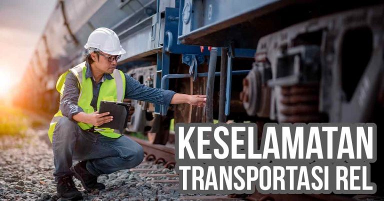 Seorang insinyur keselamatan transportasi rel sedang melakukan inspeksi keselamatan pada gerbong kereta api sambil membawa tablet.