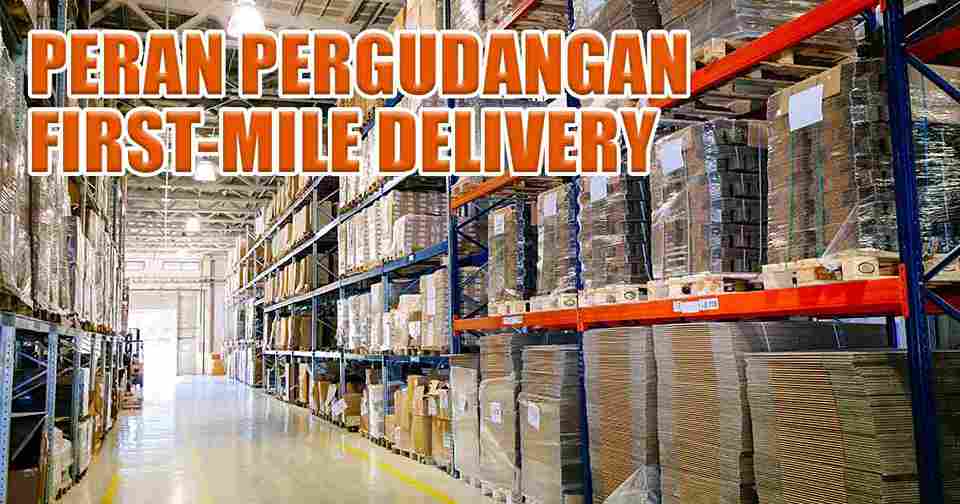 Gambar interior pergudangan dengan rak-rak berisi barang-barang yang terorganisir dan teks "PERAN PERGUDANGAN FIRST-MILE DELIVERY" di bagian atas.