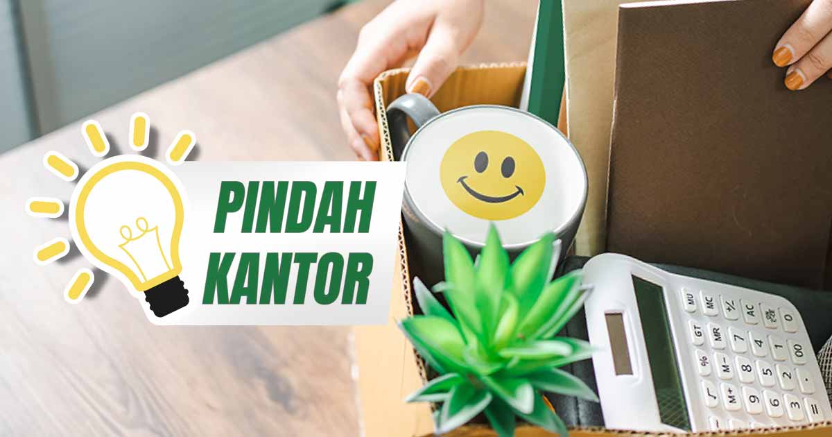 Kotak pindahan dengan cangkir bertanda senyum dan telepon untuk pindahan kantor.