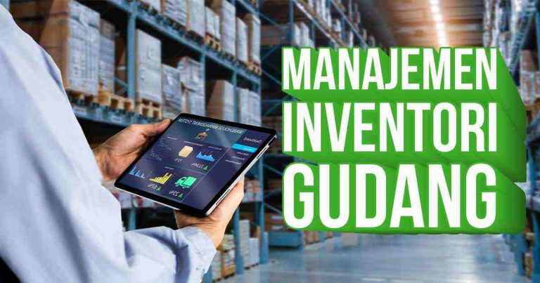 Pria menggunakan tablet untuk manajemen inventori gudang.