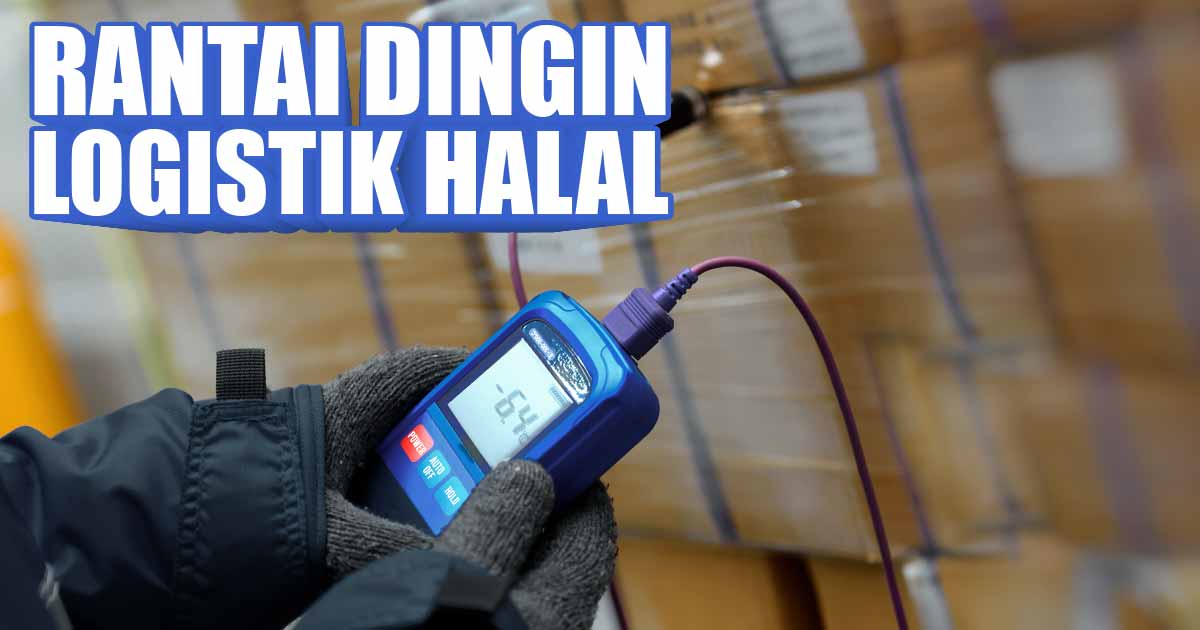 Tangan yang memegang perangkat pengukur suhu menunjukkan 6.4°C, dengan latar belakang kotak-kotak kemasan dan teks 'RANTAI DINGIN LOGISTIK HALAL' di atas.