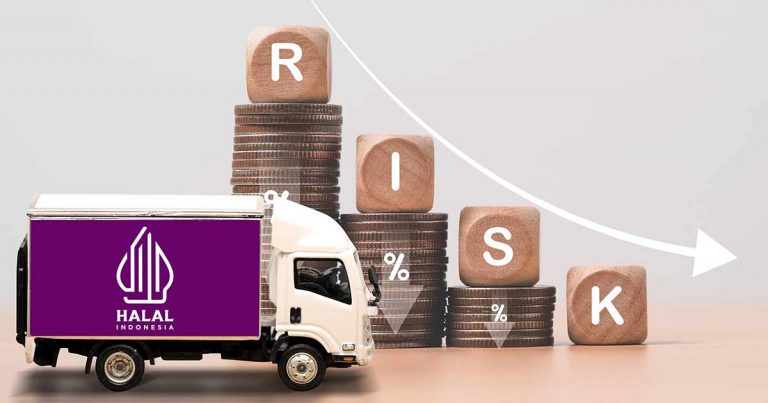 Miniatur truk dengan logo 'HALAL INDONESIA' di sisinya berada di sebelah tumpukan koin dengan huruf 'RISK' dan simbol persen yang menggambarkan konsep manajemen risiko dalam logistik halal.