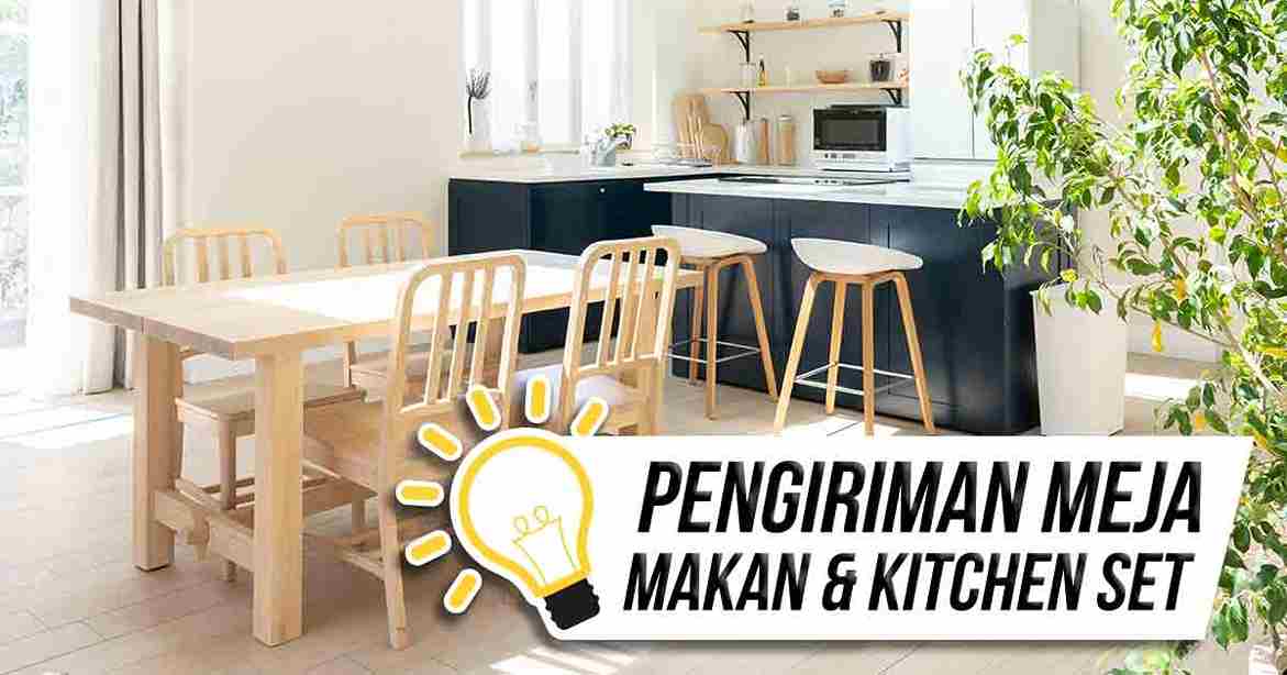 Ruang makan cerah dengan meja makan kayu dan kursi yang terletak dekat dapur modern dengan kitchen set warna hitam, disertai teks "PENGIRIMAN MEJA MAKAN & KITCHEN SET" dan ikon bola lampu di sudut kiri bawah.