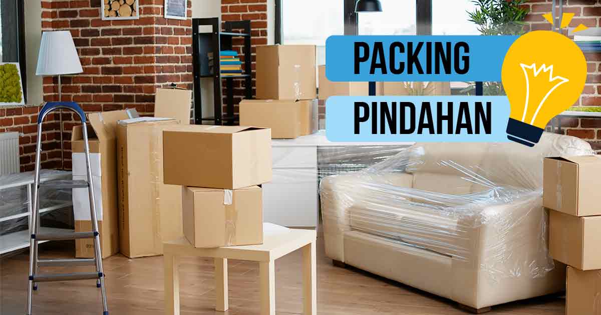 Ruangan penuh dengan kardus dan perabotan yang terbungkus plastik, siap untuk packing pindah rumah.