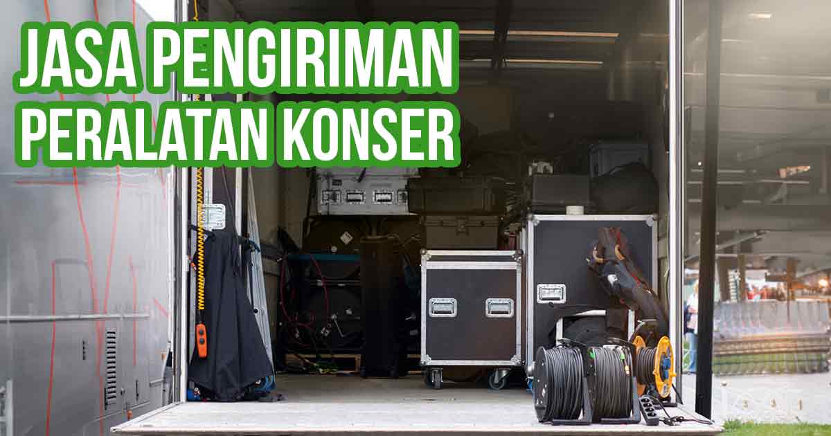 Pengiriman peralatan konser dengan kotak alat dan kabel di truk pengiriman.