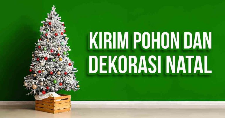 Pohon Natal yang dihiasi penuh berdiri di depan dinding hijau dengan teks 'Kirim Pohon dan Dekorasi Natal'.