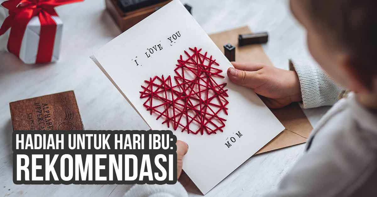 Anak membuat kartu bentuk hati dengan benang sebagai rekomendasi hadiah Hari Ibu.