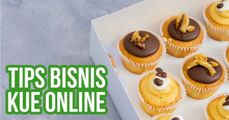 Kotak berisi kue cupcake dengan hiasan cokelat, dilengkapi teks "Tips Bisnis Kue Online".