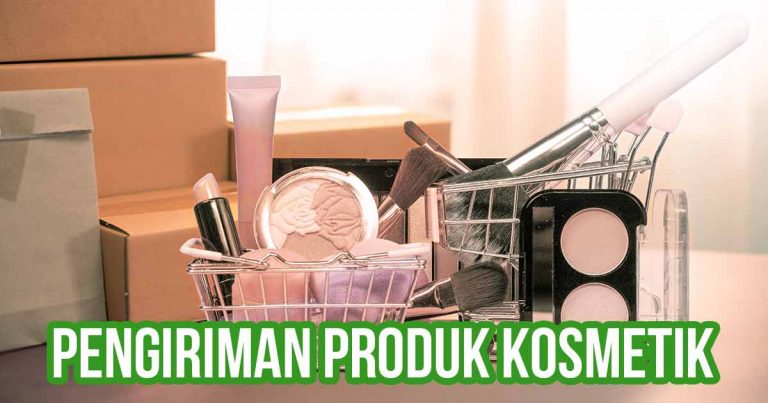 Keranjang mini berisi produk kosmetik seperti kuas makeup, bedak, dan palet, dengan latar belakang kotak pengiriman dan teks "Pengiriman Produk Kosmetik".