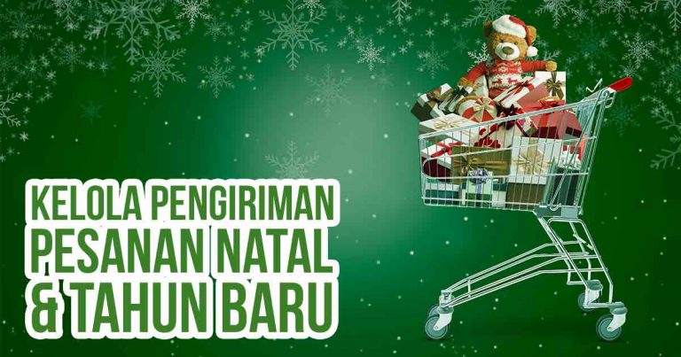 Kereta belanja penuh dengan hadiah Natal dan hiasan, bertuliskan 'Kelola Pengiriman Pesanan Natal & Tahun Baru' pada latar hijau dengan motif salju.