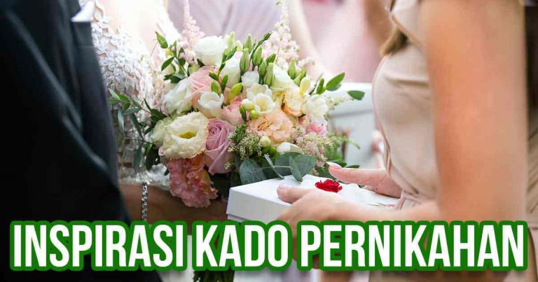 Seorang pengantin wanita menerima hadiah pernikahan dengan latar belakang buket bunga, bertuliskan 'INSPIRASI KADO PERNIKAHAN'.