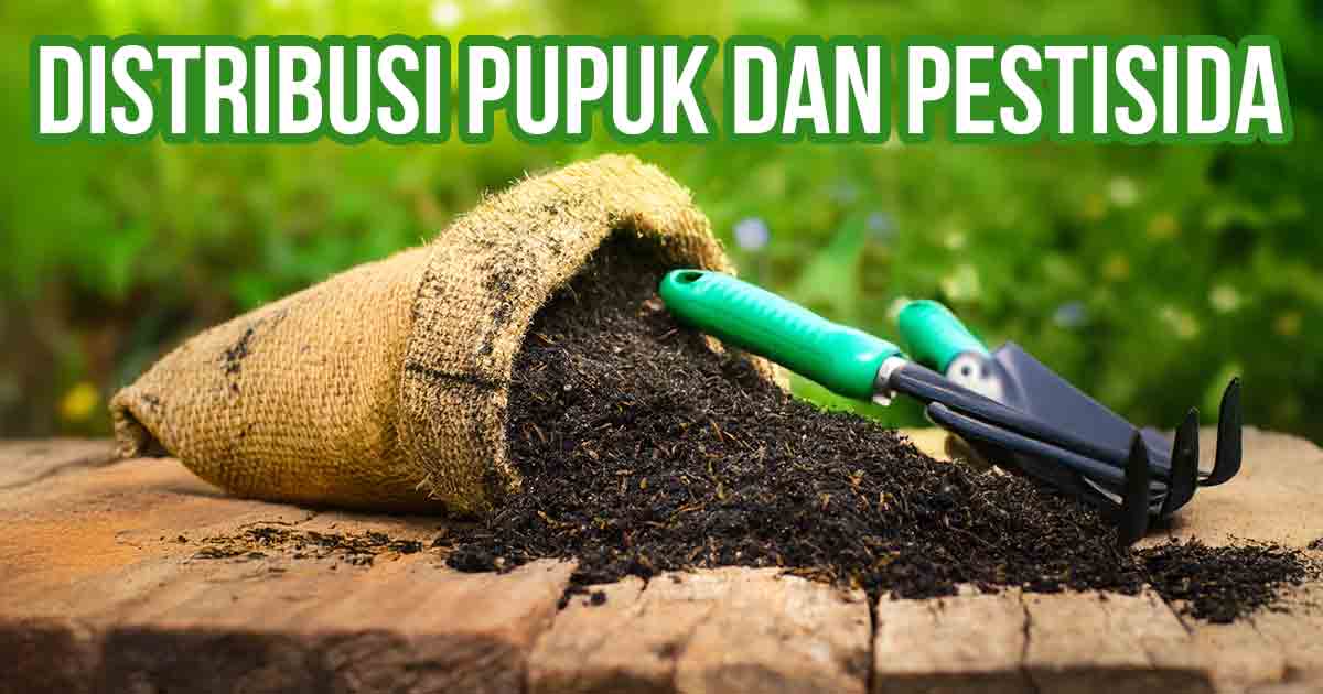 Karung pupuk organik di permukaan kayu dengan garpu taman dan sekop, dengan teks "Distribusi Pupuk dan Pestisida" di atasnya