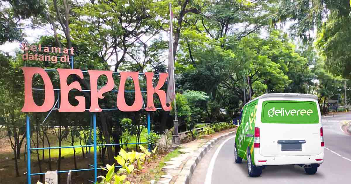 Mobil van Deliveree di jalan berbelok dengan latar belakang tulisan 'Selamat Datang di Depok