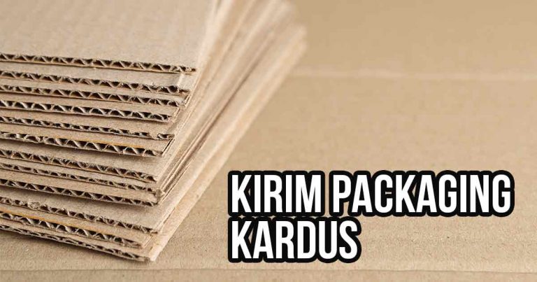 Tumpukan kardus bergelombang dengan tulisan "Kirim Packaging Kardus".