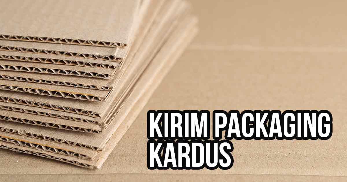 Tumpukan kardus bergelombang dengan tulisan "Kirim Packaging Kardus". 