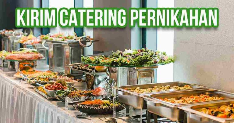 Buffet pernikahan dengan berbagai hidangan segar tersaji di meja panjang.