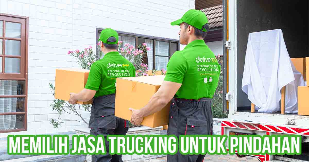 Dua pekerja Deliveree mengangkut kotak pindahan dari rumah ke truk dengan teks 'Memilih Jasa Trucking untuk Pindahan' di bagian bawah.