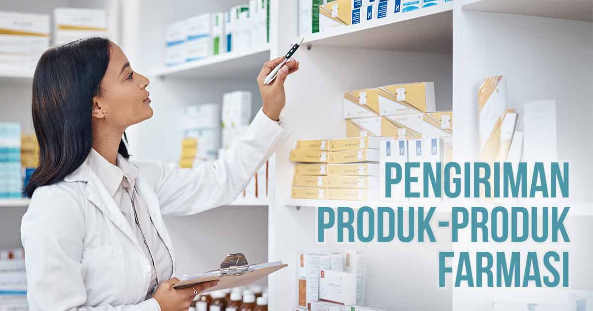 Apoteker memeriksa persediaan obat di rak apotek, dengan tulisan "Pengiriman Produk-Produk Farmasi" di bagian depan gambar.