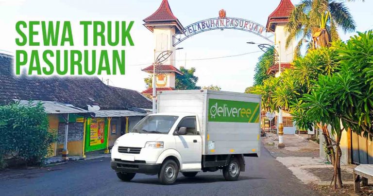 Truk Deliveree melintas di depan gerbang Pelabuhan Pasuruan dengan tulisan 'Sewa Truk Pasuruan'.