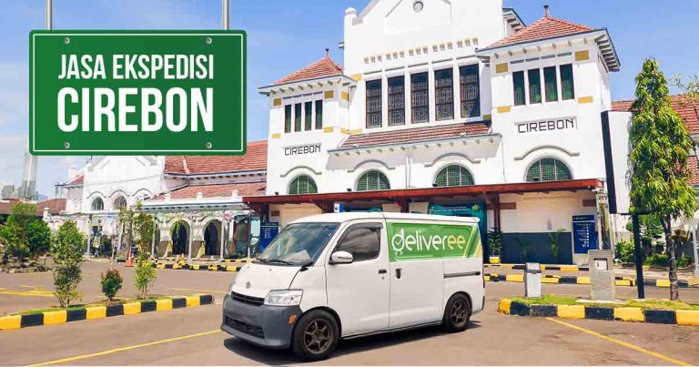 Mobil Deliveree di depan gedung stasiun Cirebon dengan tanda 'Jasa Ekspedisi Cirebon'.