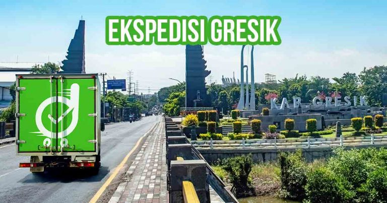 Tampak belakang truk berstiker Deliveree di jalan perbatasan Kabupaten Gresik dengan teks "Ekspedisi Gresik"