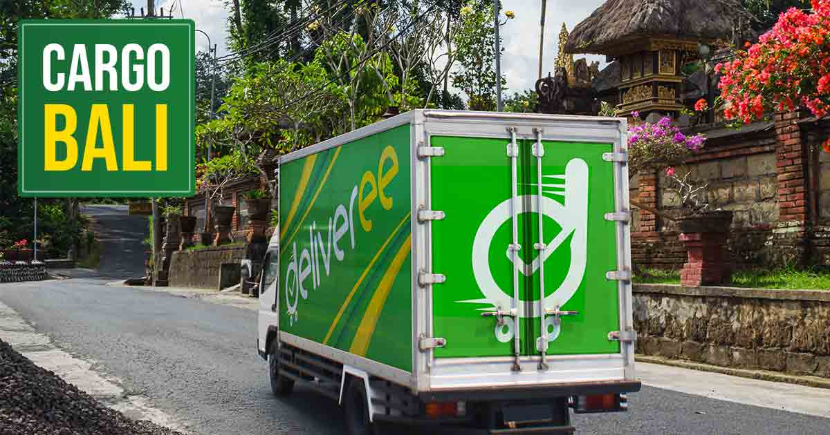 Truk cargo Deliveree sedang melintasi jalan di daerah Bali.