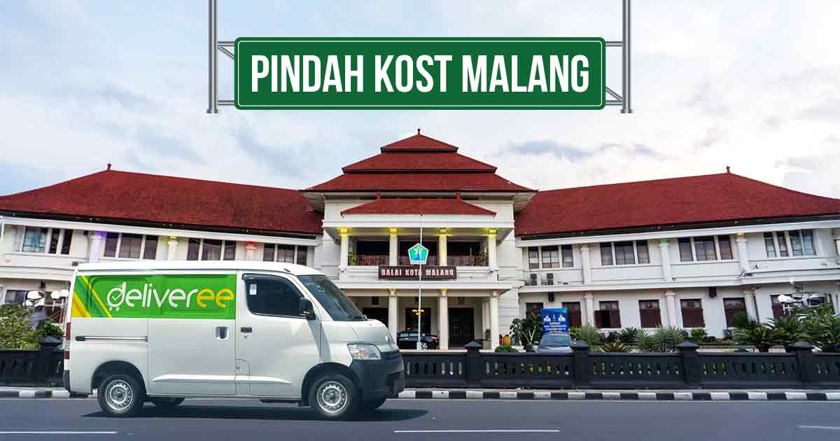 Mobil Deliveree di depan Balai Kota Malang dengan tulisan 'Pindah Kost Malang' di atasnya.