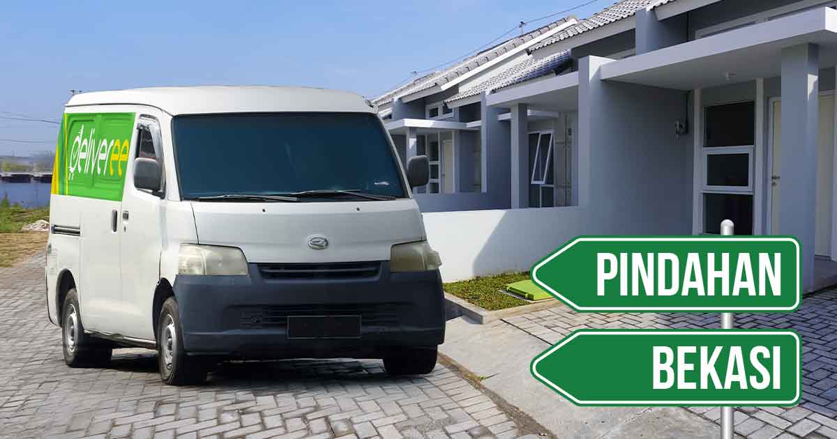 Mobil Deliveree di lokasi pindahan rumah Bekasi dengan tanda arah bertuliskan 'Pindahan Bekasi'.