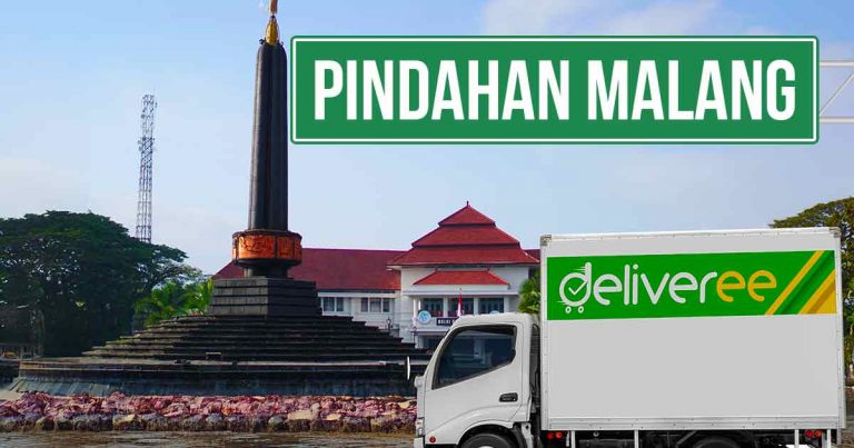 Mobil Deliveree di lokasi pindahan Malang dengan latar belakang monumen dan tulisan 'Pindahan Malang'.