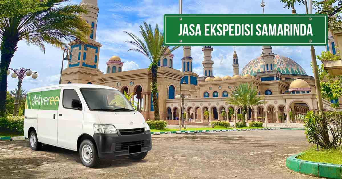 Mobil van Deliveree di depan Masjid Islamic Center Samarinda dengan tulisan 'Jasa Ekspedisi Samarinda' di papan hijau.