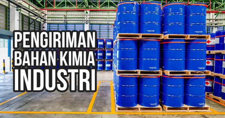 Tumpukan drum biru di dalam gudang, menunjukkan proses pengiriman bahan kimia industri.