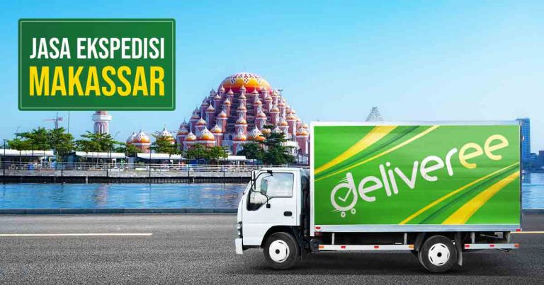 Truk dengan stiker Deliveree di jalanan untuk ekspedisi Makassar dengan latar belakang masjid 99 kubah.