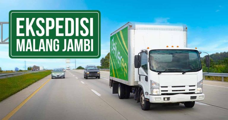 Truk ekspedisi melaju di jalan raya dengan papan petunjuk 'Ekspedisi Malang Jambi'.