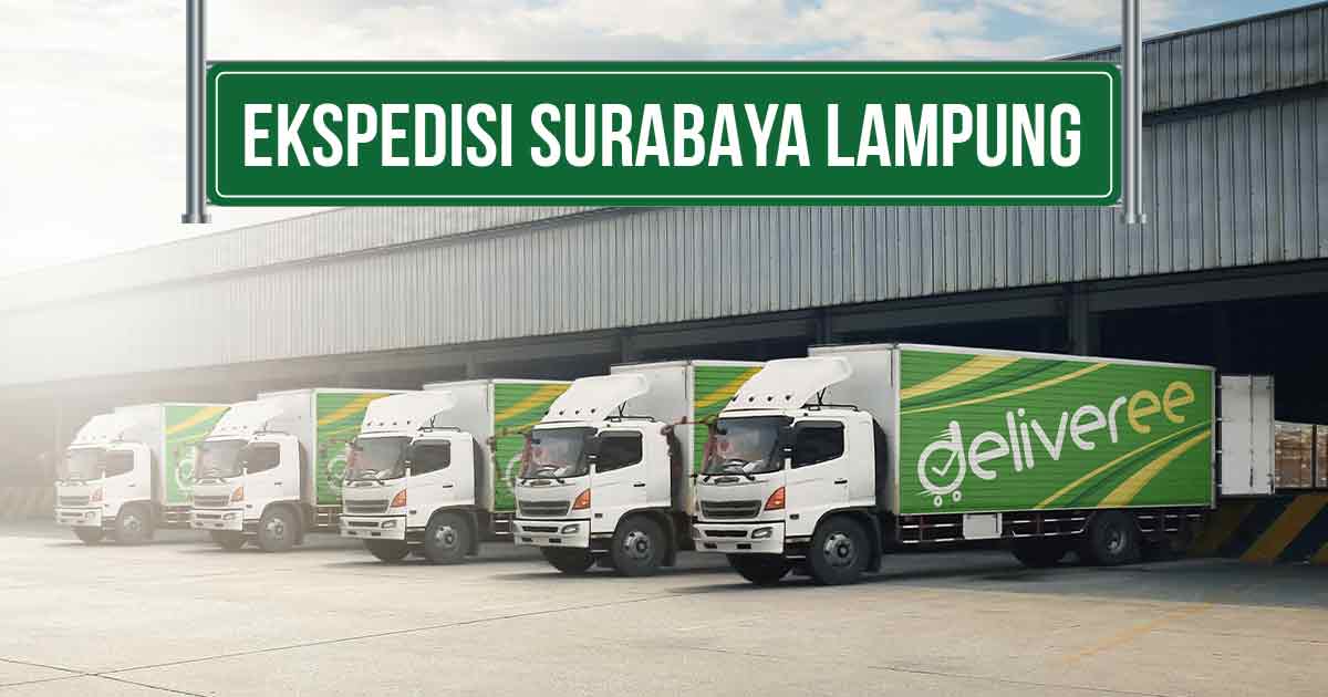 Deretan truk ekspedisi Deliveree di depan gudang dengan papan penanda 'Ekspedisi Surabaya Lampung'.