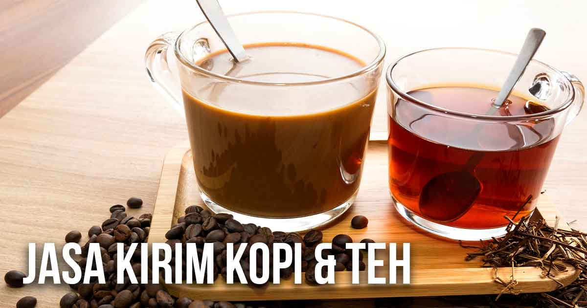 Dua gelas berisi kopi dan teh dengan biji kopi dan daun teh di atas meja.