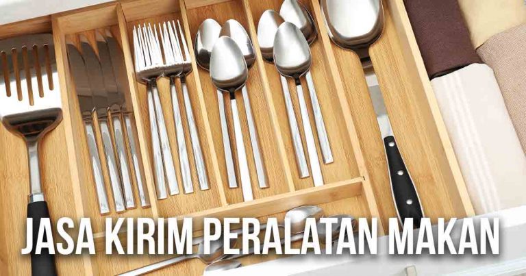 Laci penyimpanan berisi peralatan makan seperti sendok, garpu, dan spatula yang tertata rapi.