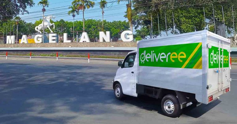 Truk Deliveree berada di depan tanda kota Magelang untuk layanan ekspedisi.