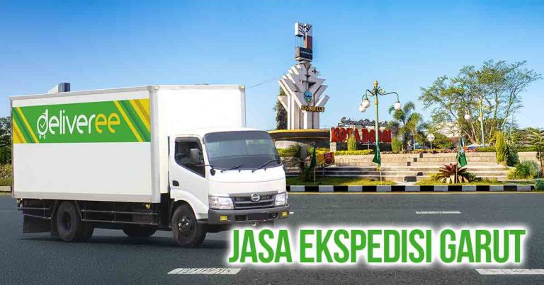 Truk berstiker Deliveree melintasi tugu Selamat Datang di Kota Dodol Garut dengan konteks sebagai “Jasa Ekspedisi Garut.”