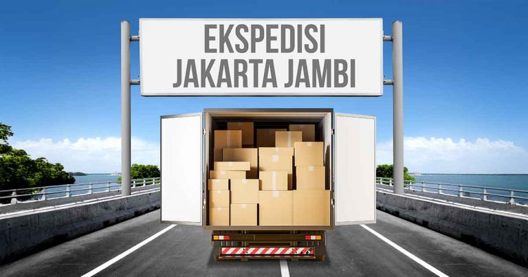 Truk dengan pintu terbuka memperlihatkan kotak-kotak barang di jalan, disertai papan bertuliskan 'Ekspedisi Jakarta Jambi'