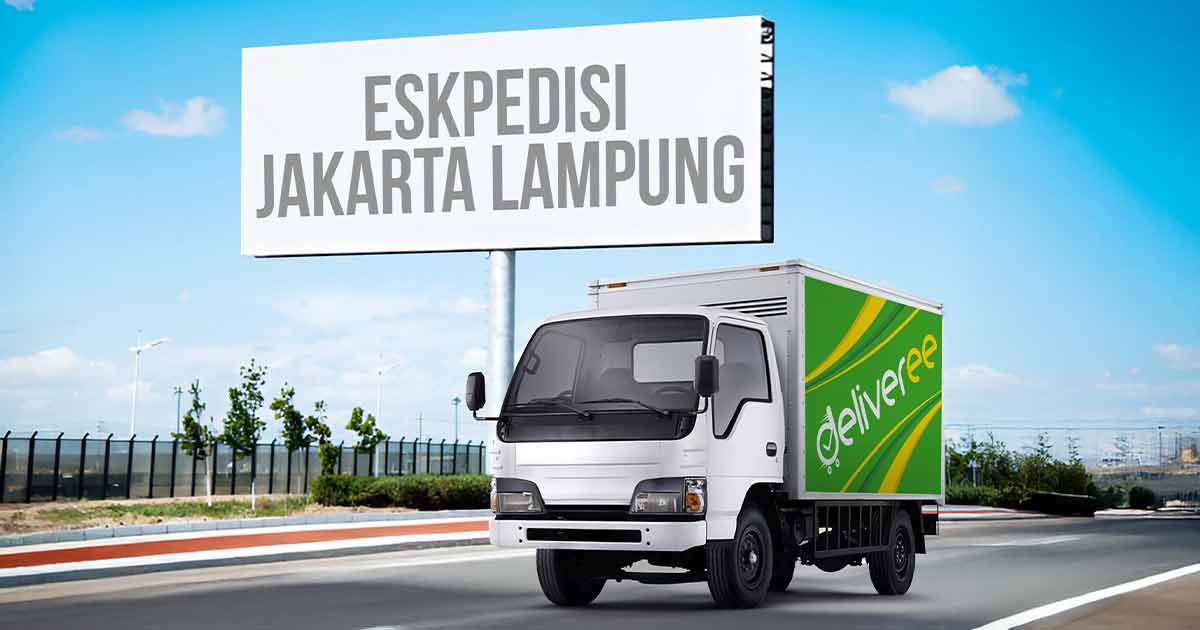 Truk Deliveree di jalan dengan latar papan bertuliskan 'Ekspedisi Jakarta Lampung'.