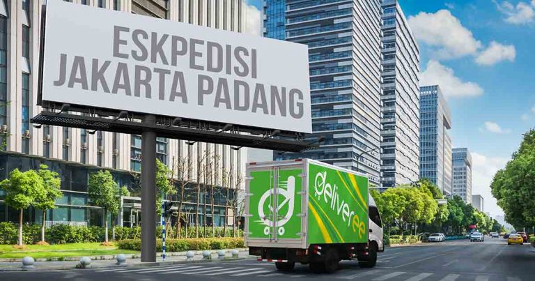 Truk Deliveree melintas di jalan perkotaan dengan papan reklame bertuliskan "Ekspedisi Jakarta Padang."