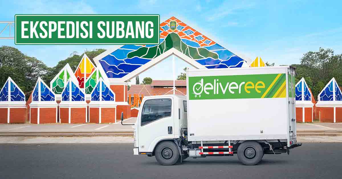 Truk berstiker Deliveree melintasi alun alun Subang dengan teks “Ekspedisi Subang.”