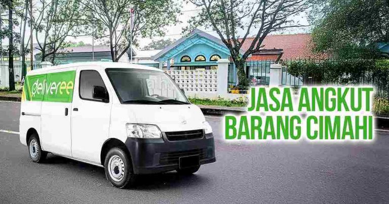 Mobil van berstiker Deliveree melintasi stasiun KAI Cimahi dengan teks “Jasa Angkut Barang Cimahi”.