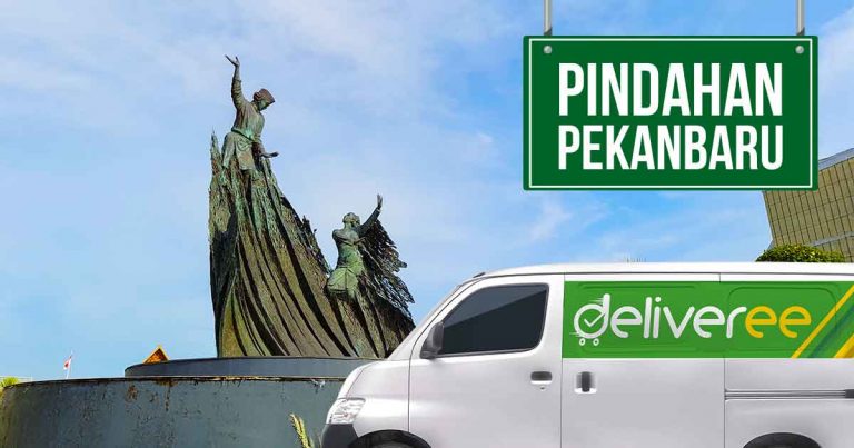 Van Deliveree di depan monumen ikon Pekanbaru dengan papan bertuliskan 'Pindahan Pekanbaru'.