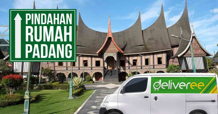 Mobil Deliveree berada di depan rumah adat Minangkabau dengan papan arah bertuliskan "Pindahan Rumah Padang."