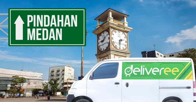 Mobil Deliveree di Medan dengan latar belakang menara jam, layanan pindahan tersedia.