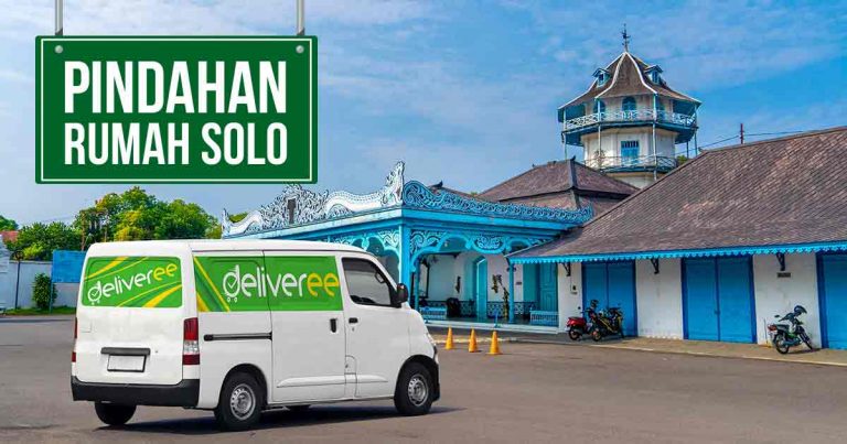 Mobil Deliveree parkir di depan Keraton Surakarta dengan papan arah bertuliskan "Pindahan Rumah Solo."